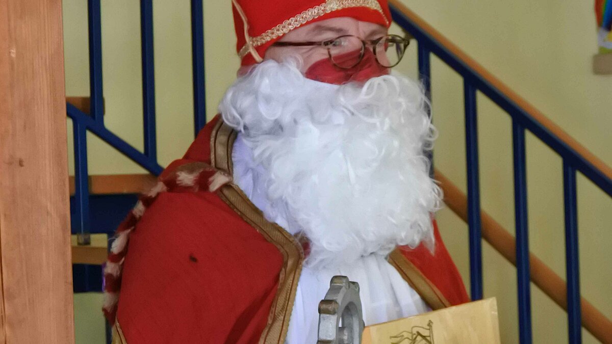 "Der Nikolaus ist hier, schon steht er vor der Tür ..."